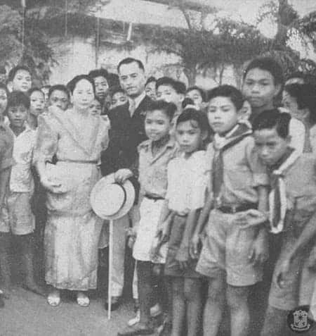 President Manuel Quezon and First Lady Aurora Aragon posing for a picture with boy scouts