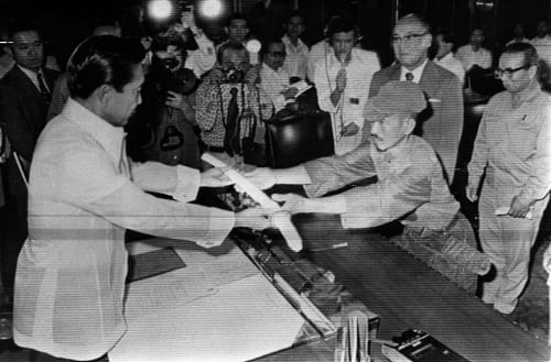 Hiroo Onoda surrenders sword to President Marcos