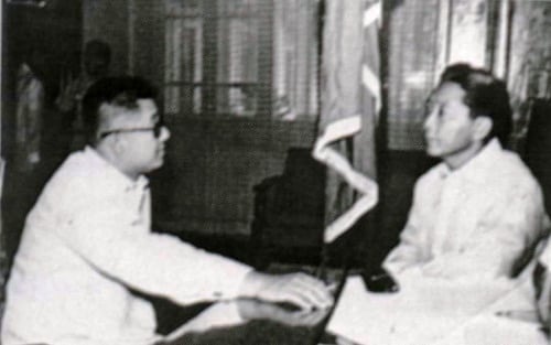 13 Curious Facts About Ninoy Aquino 8 Ninoy Aquino and Ferdinand Marcos, talking in the Presidential Study before Martial Law