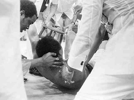 Muhammad Ali collapses during Thrilla in Manila