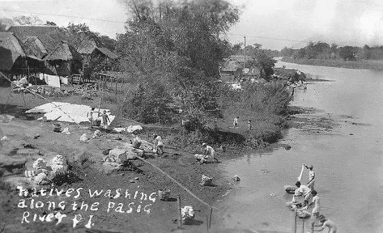 People washing clothes along the Pasig River