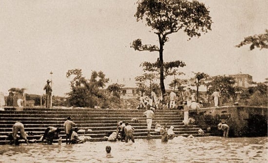 Public baths in Pasig River